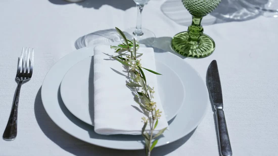 Grüne Gläser, weiße Hortensien und Kerzen auf der Hochzeitstafel