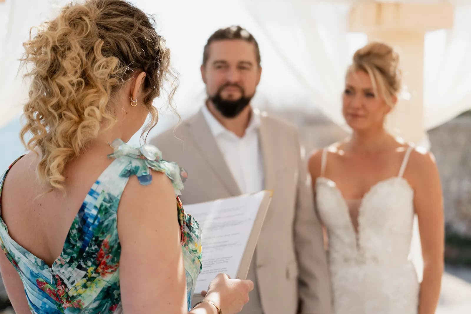 Anna und Noah, so wie die Gäste sie sehen: das Brautpaar lauscht der Traurednerin